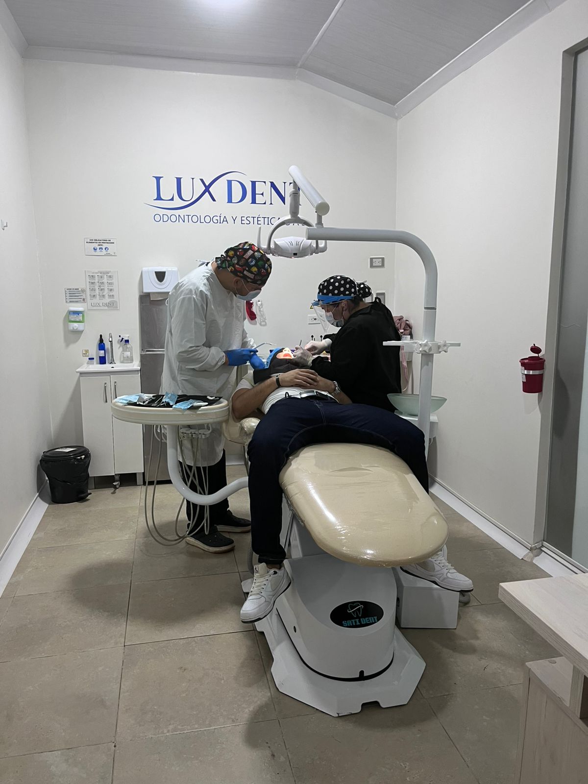 Procedimiento de cirugía oral Lux Dent